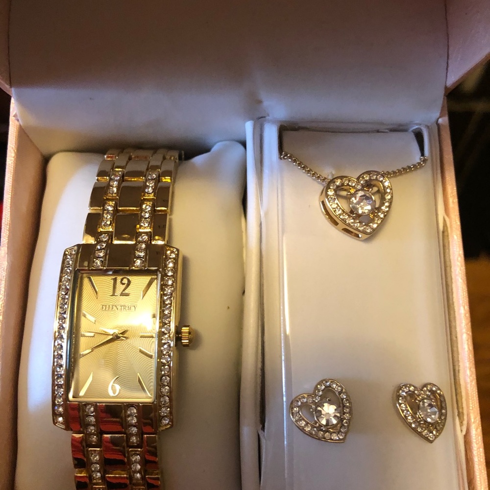 Watch, necklace and earrings set.